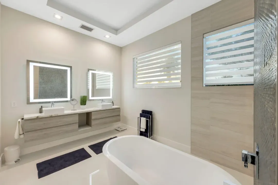 Privacy in 6 Bathrooms – view 3